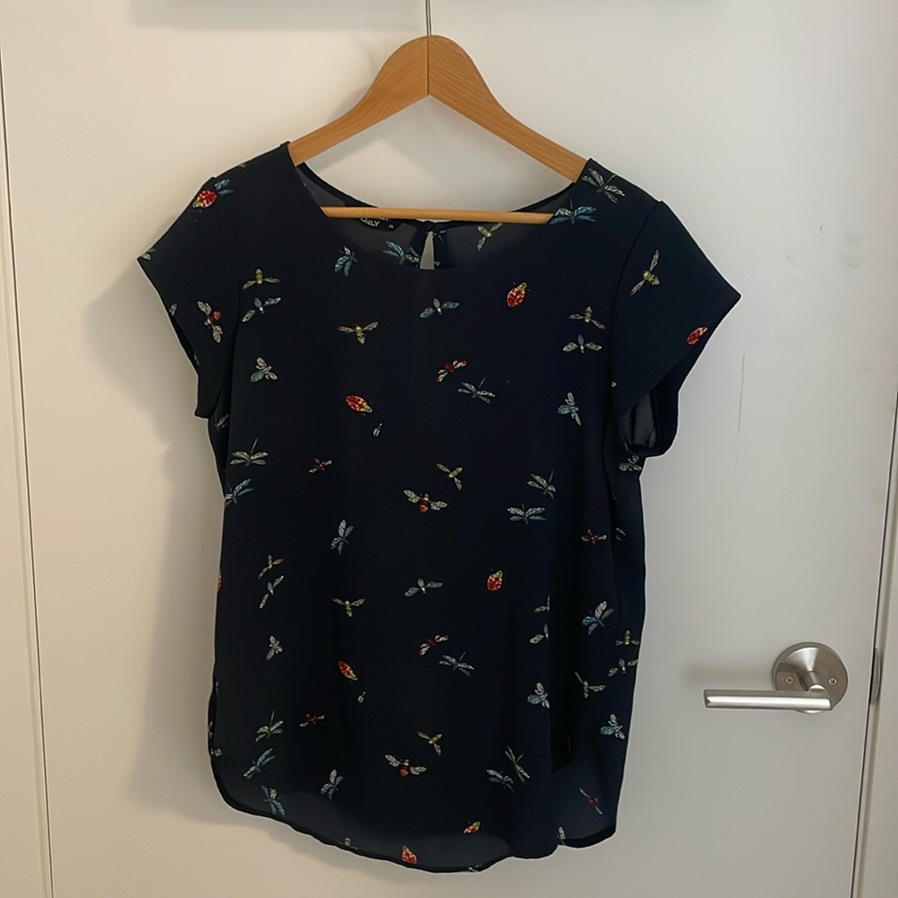 Navy blue blouse with pattern. Rounded hem. Easy wear, dress up or wear casual
